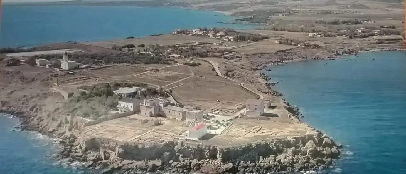 Il villaggio turistico abusivo a Punta Scifo sarà abbattuto dal Comune di Crotone: arrivano 170mila euro\n