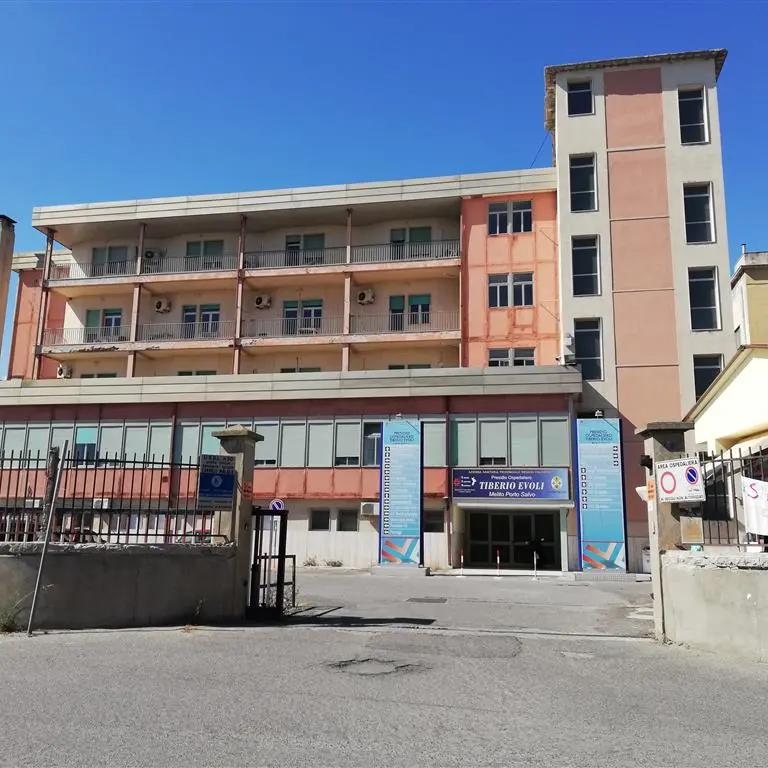 Ospedale Tiberio Evoli, pochi medici e lavori di ristrutturazione a rilento: i sindaci scendono in campo\n