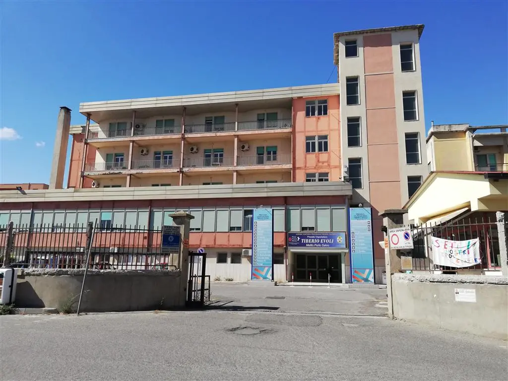 Ospedale Tiberio Evoli, pochi medici e lavori di ristrutturazione a rilento: i sindaci scendono in campo\n