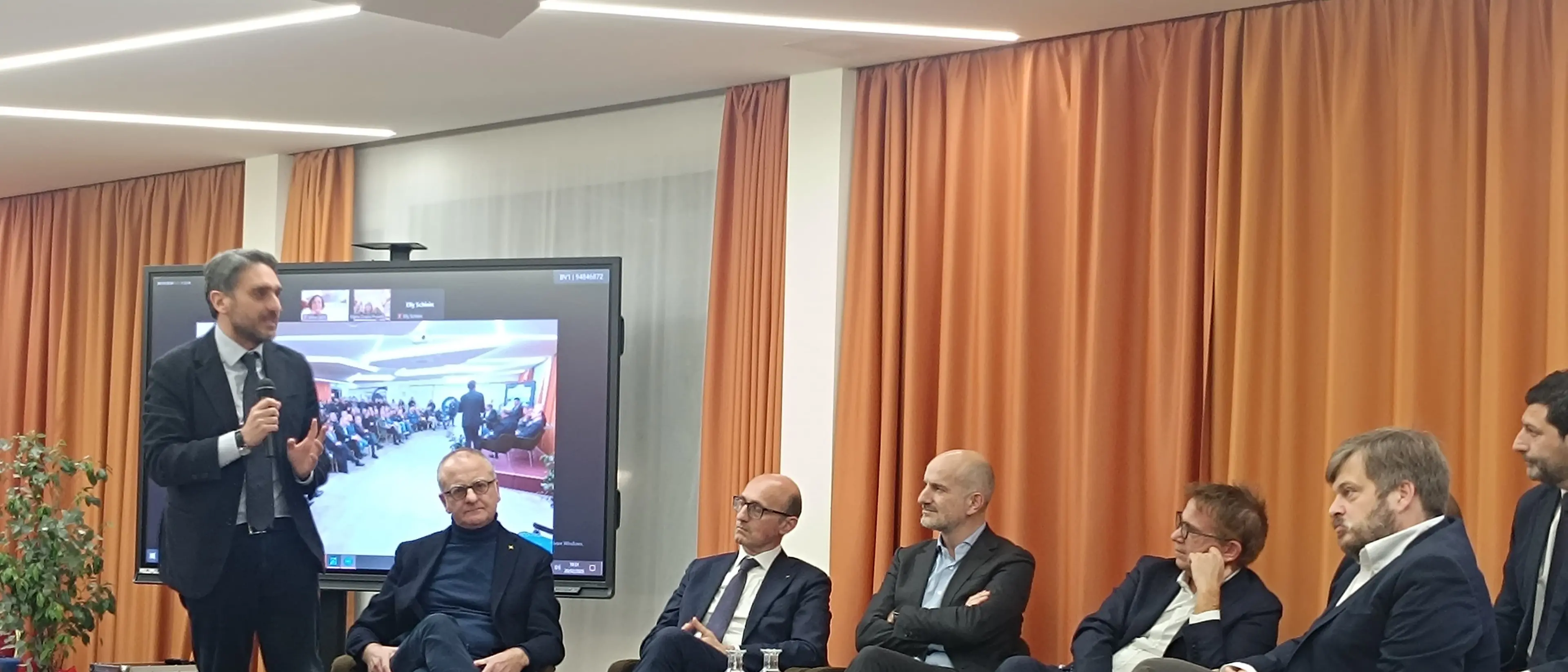 Il Pd calabrese fa il punto a Rende con la segretaria Schlein in call: «Sud come hub energetico del Paese»