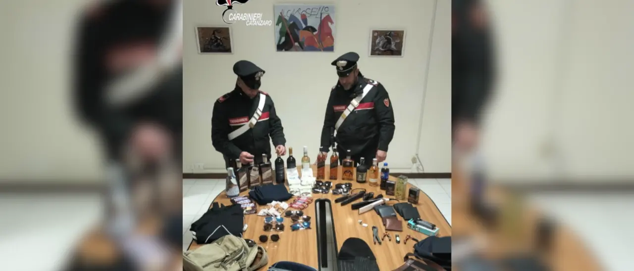 Rubano profumi, occhiali da sole ed elettrodomestici per 4mila euro al centro commerciale Due Mari: arrestate 2 persone