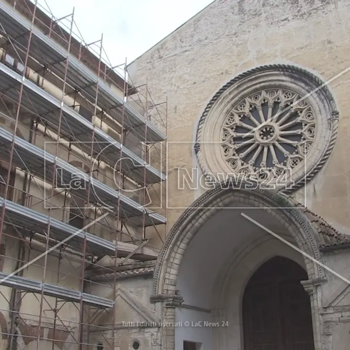 Cosenza, ceramiche e monete dell’Impero Romano rinvenute sotto il chiostro di San Domenico\n