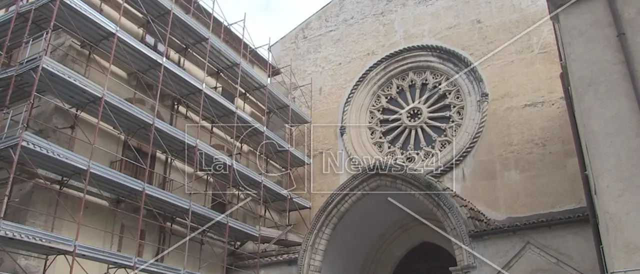Cosenza, ceramiche e monete dell’Impero Romano rinvenute sotto il chiostro di San Domenico\n