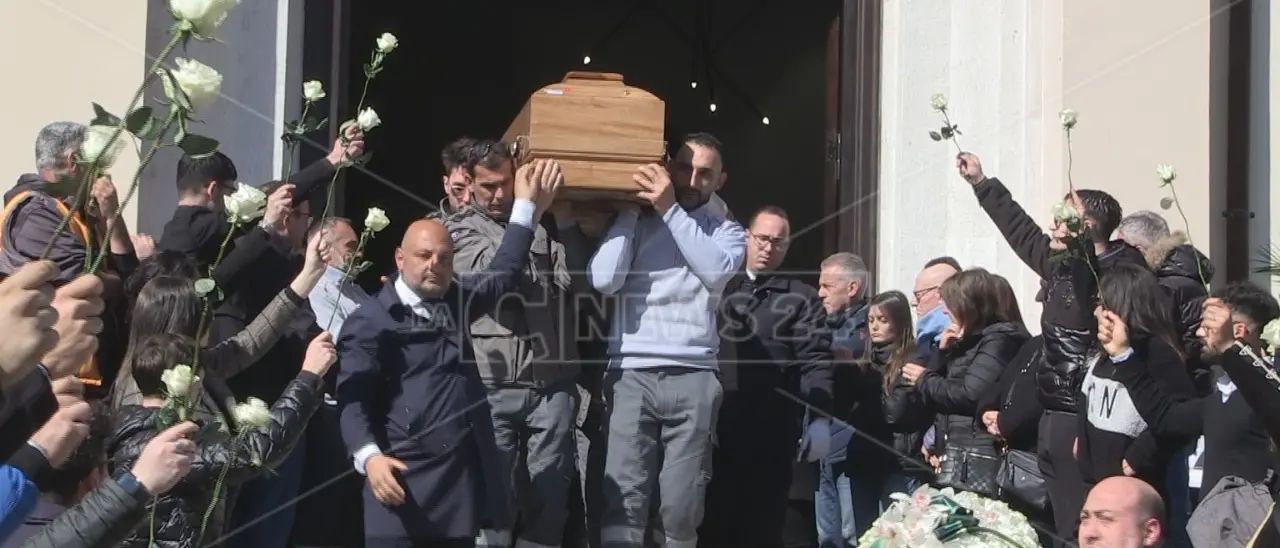 A Vibo Marina l’ultimo saluto a Raffaele Sicari morto sul lavoro: la bara portata a spalla fino al porto\n