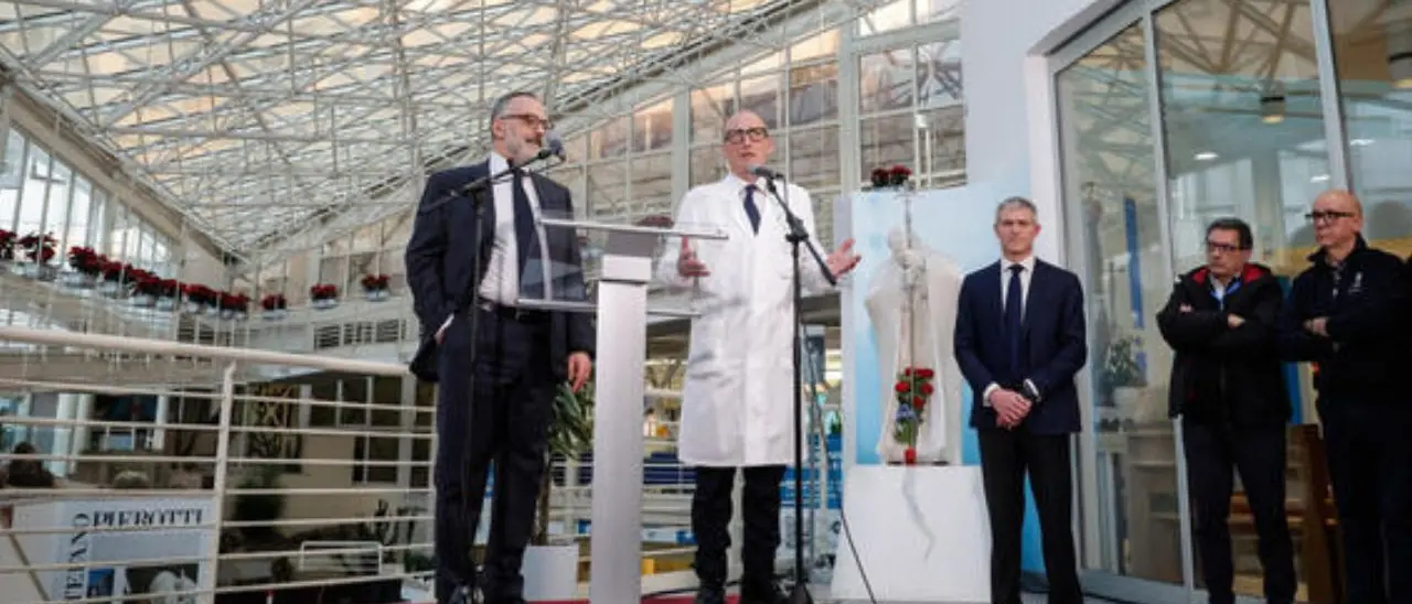 Papa Francesco, il briefing dei medici del Gemelli: «Non è fuori pericolo»\n