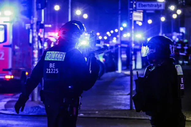 <p>La polizia sul posto (foto Ansa)</p>\\n , EPA