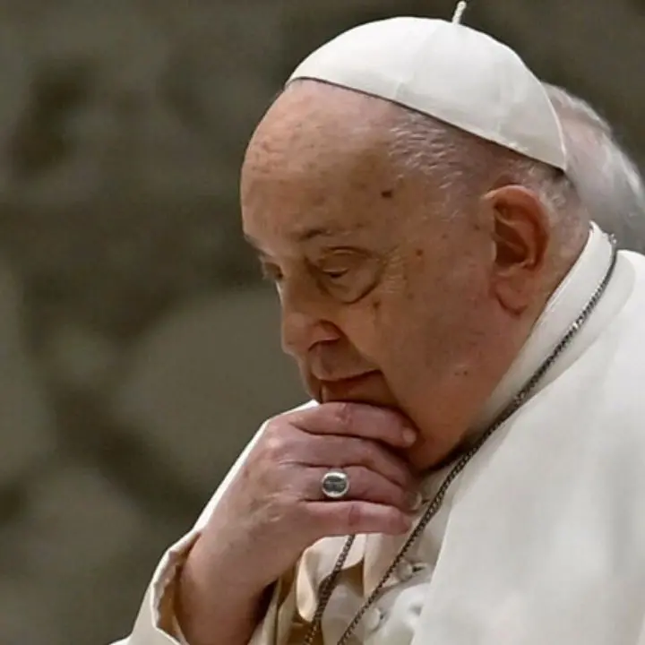 Francesco, il Papa degli ultimi: un pontificato tra riforme, crisi e speranza\n