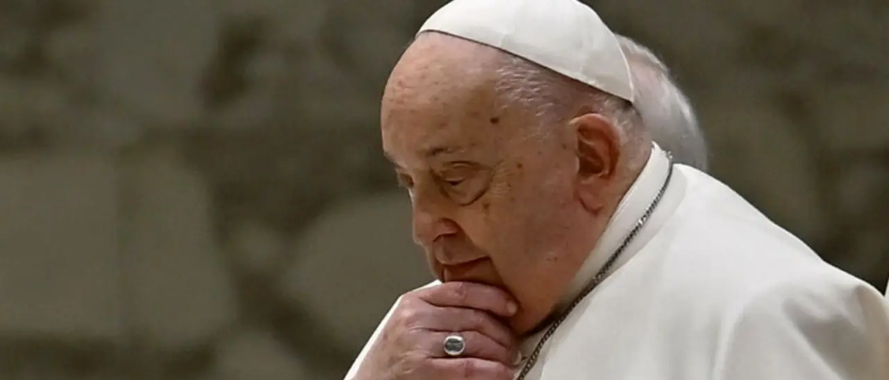 Francesco, il Papa degli ultimi: un pontificato tra riforme, crisi e speranza\n