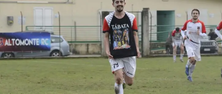 Lui\u00A0calciatore in Calabria, lei in Brasile:\u00A0si giurano amore eterno su Whatsapp, la storia di Paulo e Tabata\n