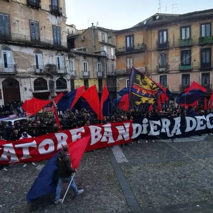 «Salvatore bandiera degli ultrà», Cosenza saluta per l’ultima volta “Uccello”