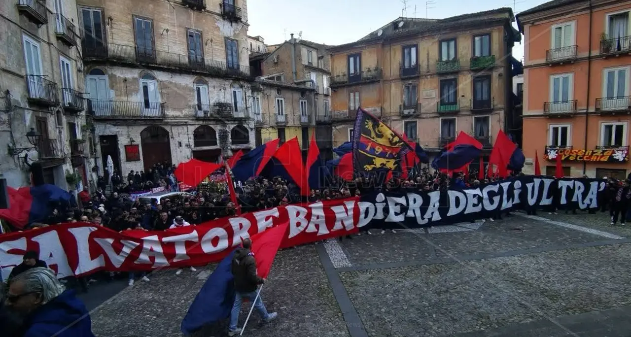 «Salvatore bandiera degli ultrà», Cosenza saluta per l’ultima volta “Uccello”