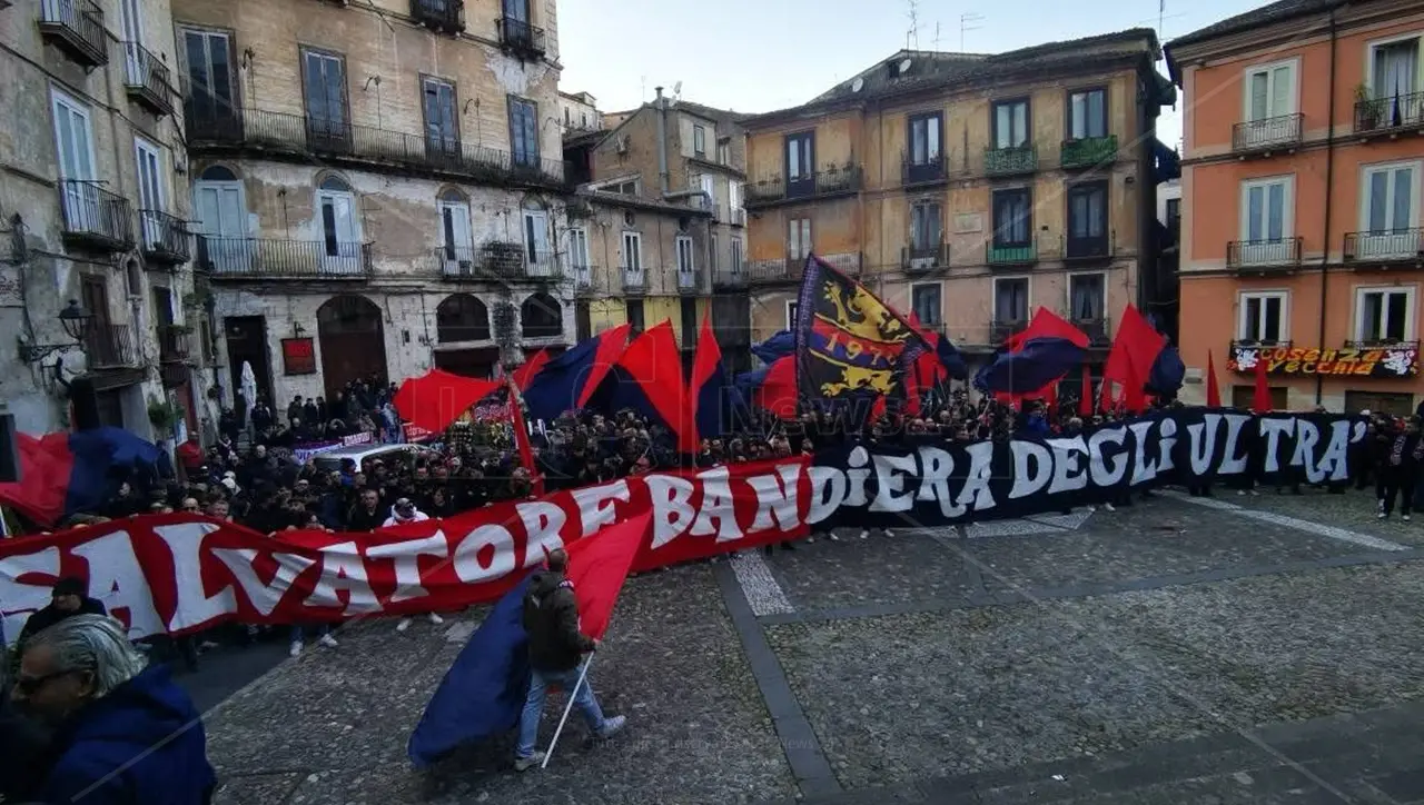 «Salvatore bandiera degli ultrà», Cosenza saluta per l’ultima volta “Uccello”