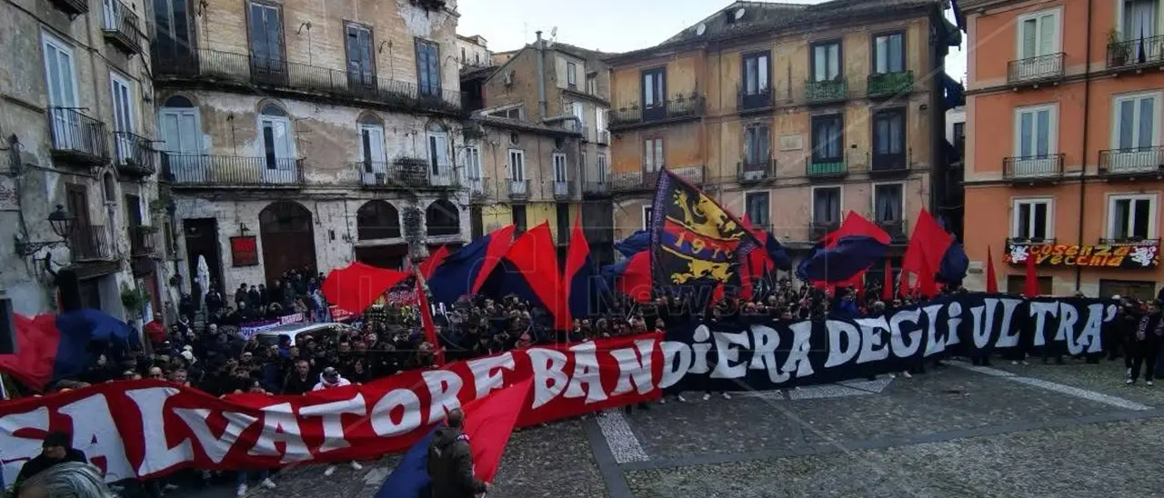 «Salvatore bandiera degli ultrà», Cosenza saluta per l’ultima volta “Uccello”