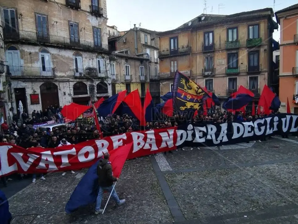 «Salvatore bandiera degli ultrà», Cosenza saluta per l’ultima volta “Uccello”