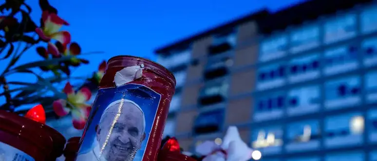 Si aggravano le condizioni del Papa: «Crisi respiratoria e anemia, per Bergoglio ossigeno e trasfusione»
