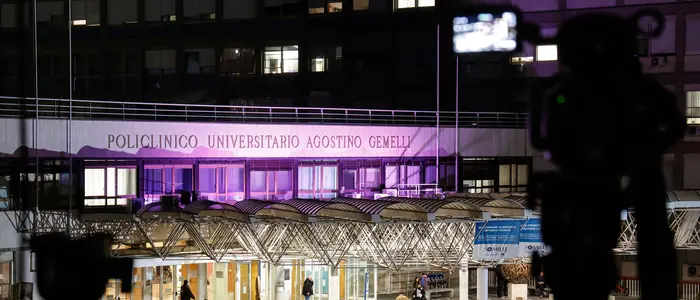 Come sta il Papa: oggi l’Angelus in forma scritta mentre i cardinali chiedono di fermare i «commenti fuori luogo sulla sua salute»\n