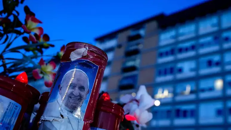 Quali rischi corre Papa Francesco e come lo stanno curando dopo la crisi respiratoria: il parere dello pneumologo