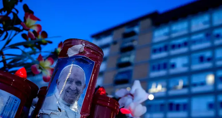 Quali rischi corre Papa Francesco e come lo stanno curando dopo la crisi respiratoria: il parere dello pneumologo