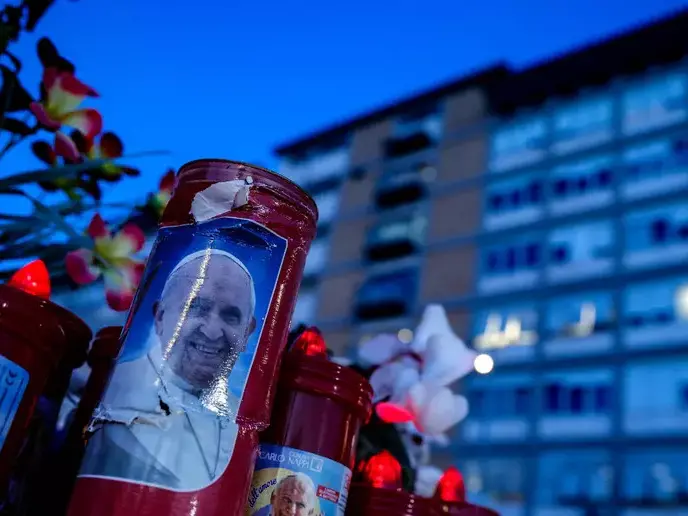 Quali rischi corre Papa Francesco e come lo stanno curando dopo la crisi respiratoria: il parere dello pneumologo