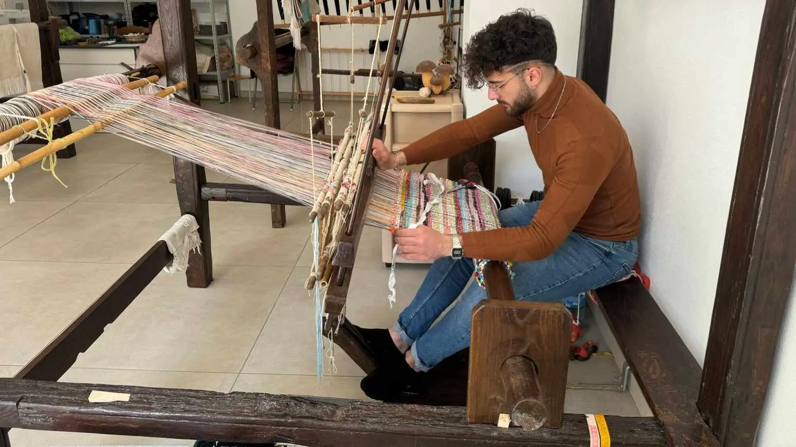 L’antico telaio per creare tappeti con vecchi abiti, così Rocco Vitaliano unisce l’arte della tessitura a quella del riciclo