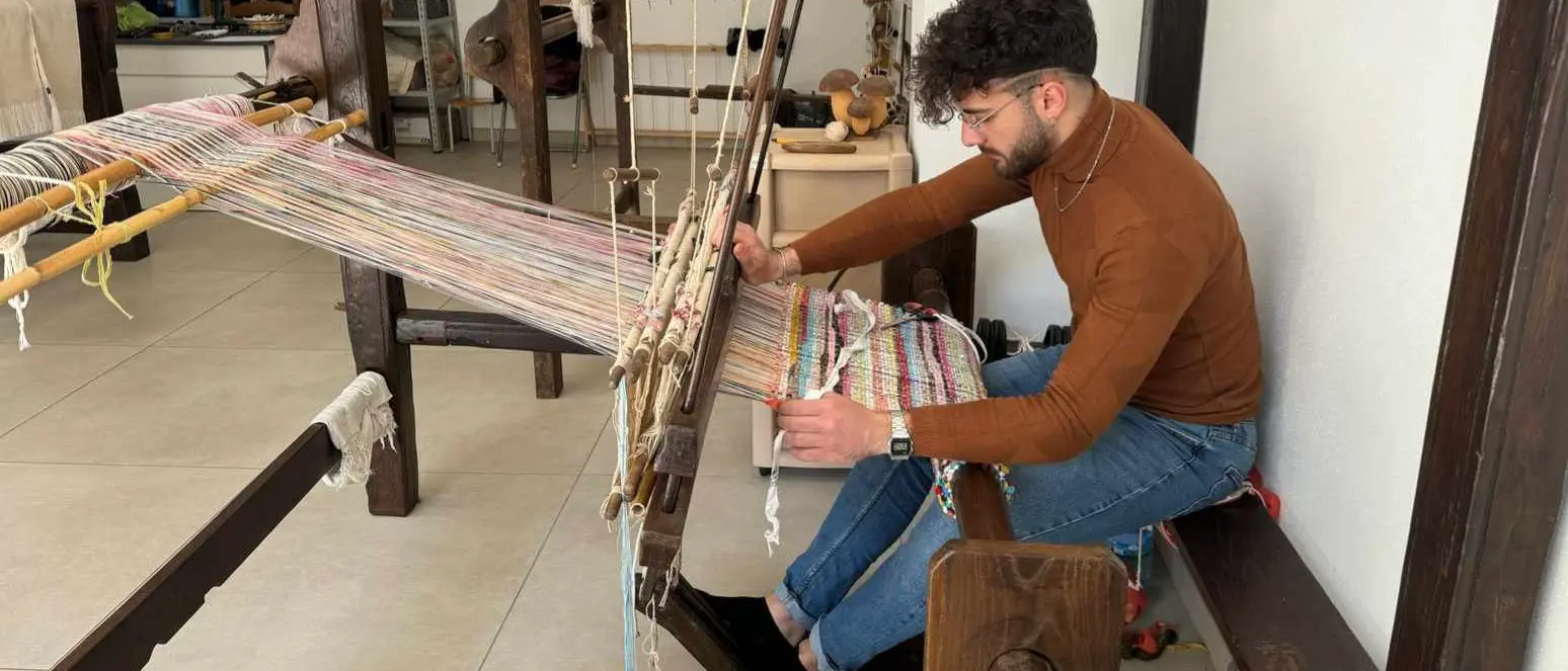 L’antico telaio per creare tappeti con vecchi abiti, così Rocco Vitaliano unisce l’arte della tessitura a quella del riciclo