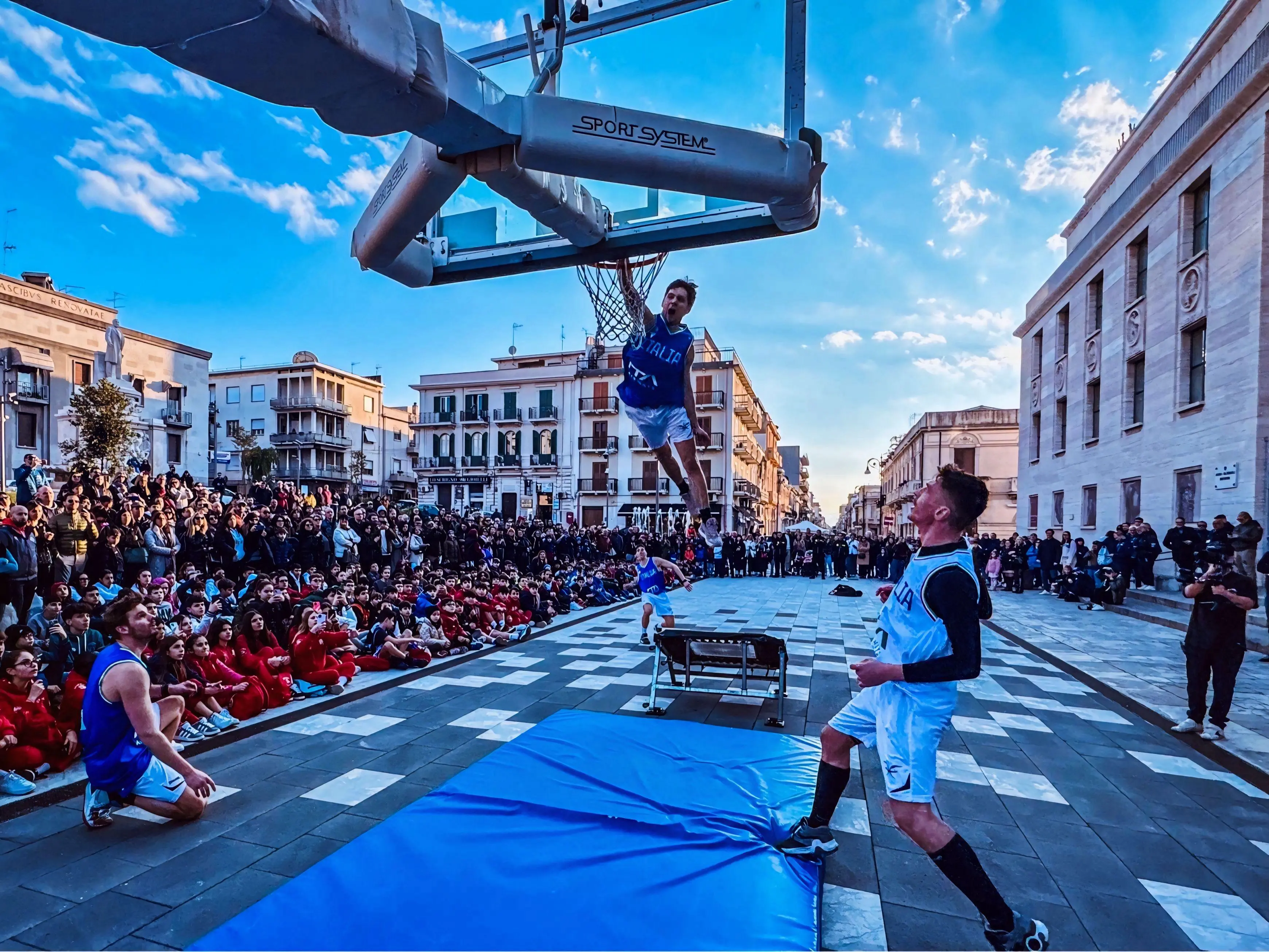 Reggio Calabria ritrova la grande passione per il basket: al PalaCalafiore va in scena Italia-Ungheria\n