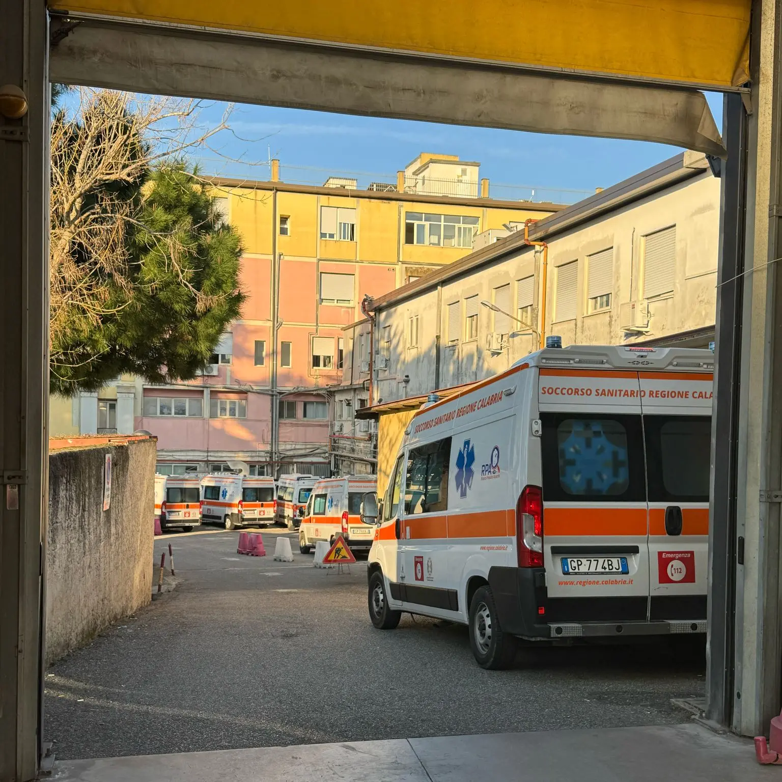 Vibo Valentia, caos all’ospedale: mancano i posti letto e le ambulanze restano in fila con i pazienti a bordo