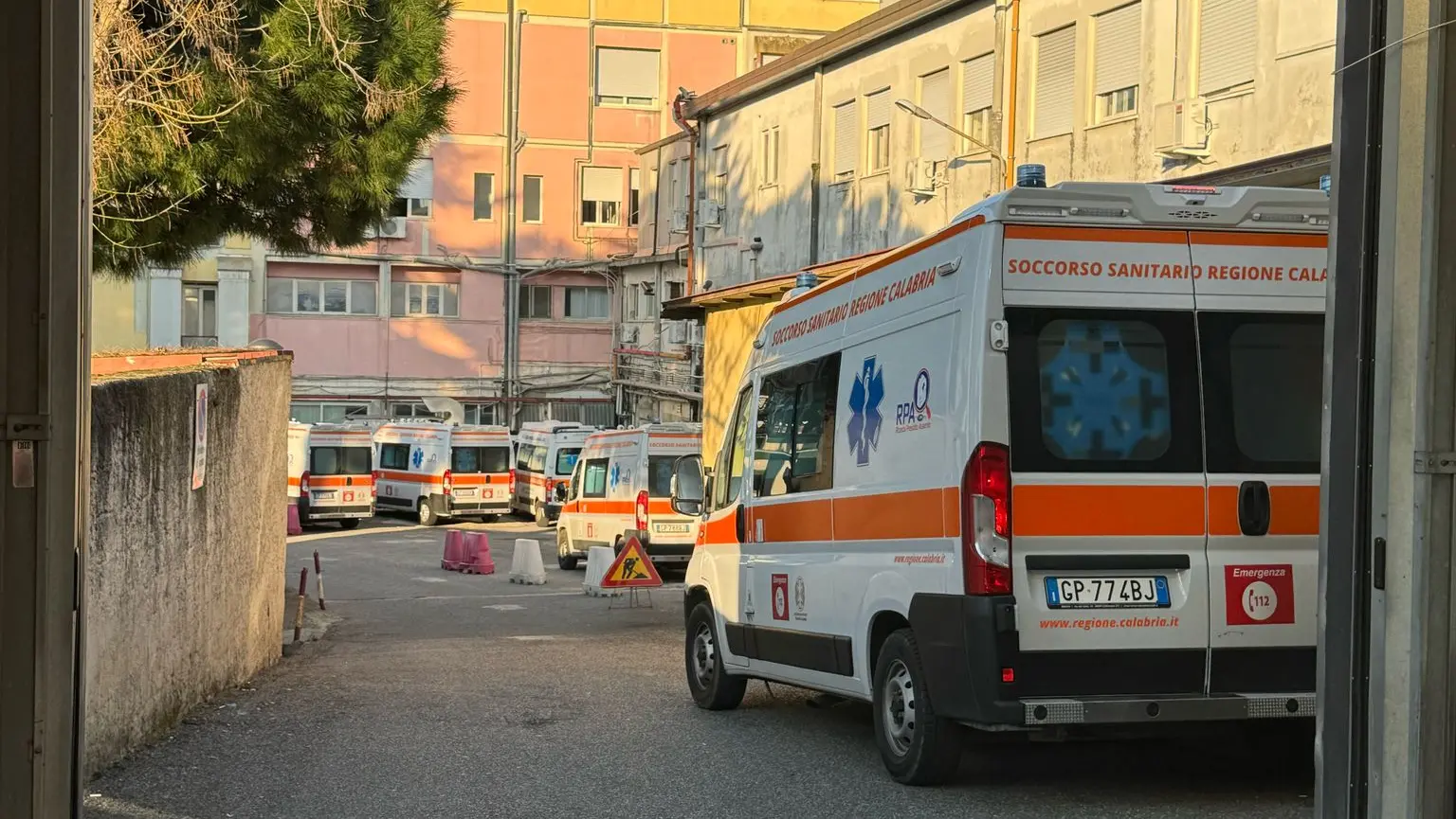 Vibo Valentia, caos all’ospedale: mancano i posti letto e le ambulanze restano in fila con i pazienti a bordo