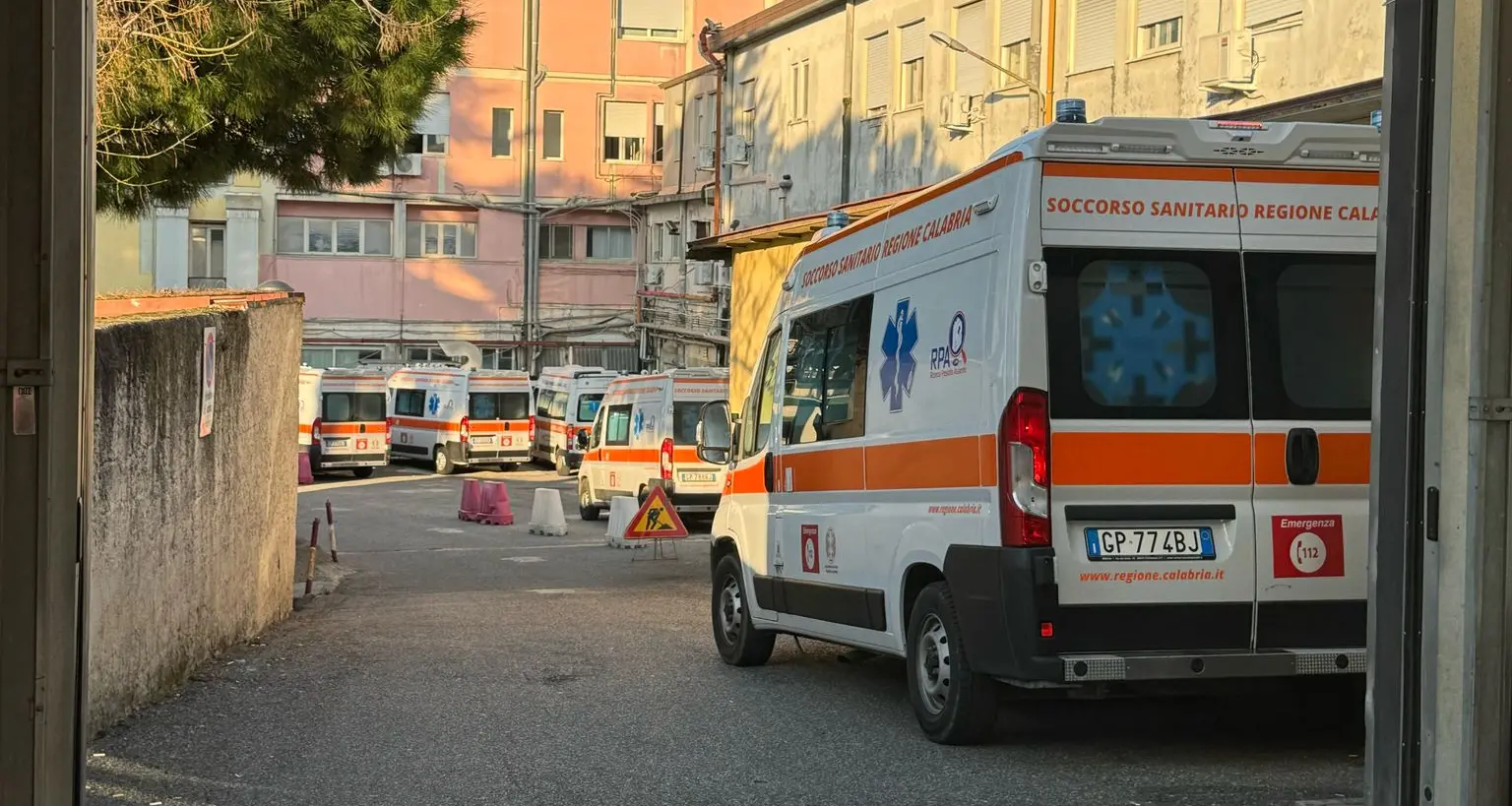 Vibo Valentia, caos all’ospedale: mancano i posti letto e le ambulanze restano in fila con i pazienti a bordo