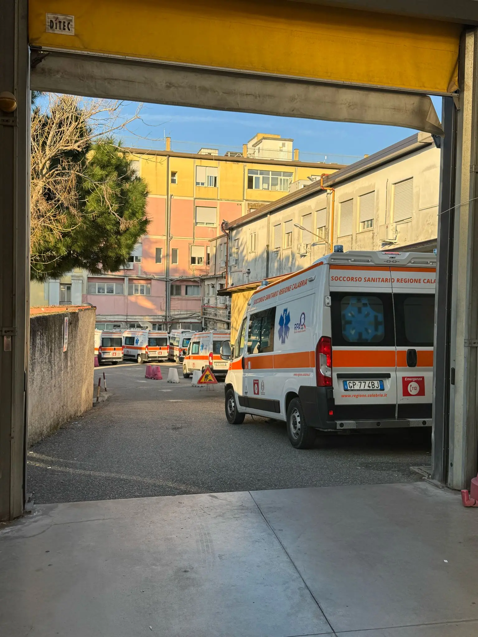 Vibo Valentia, caos all’ospedale: mancano i posti letto e le ambulanze restano in fila con i pazienti a bordo