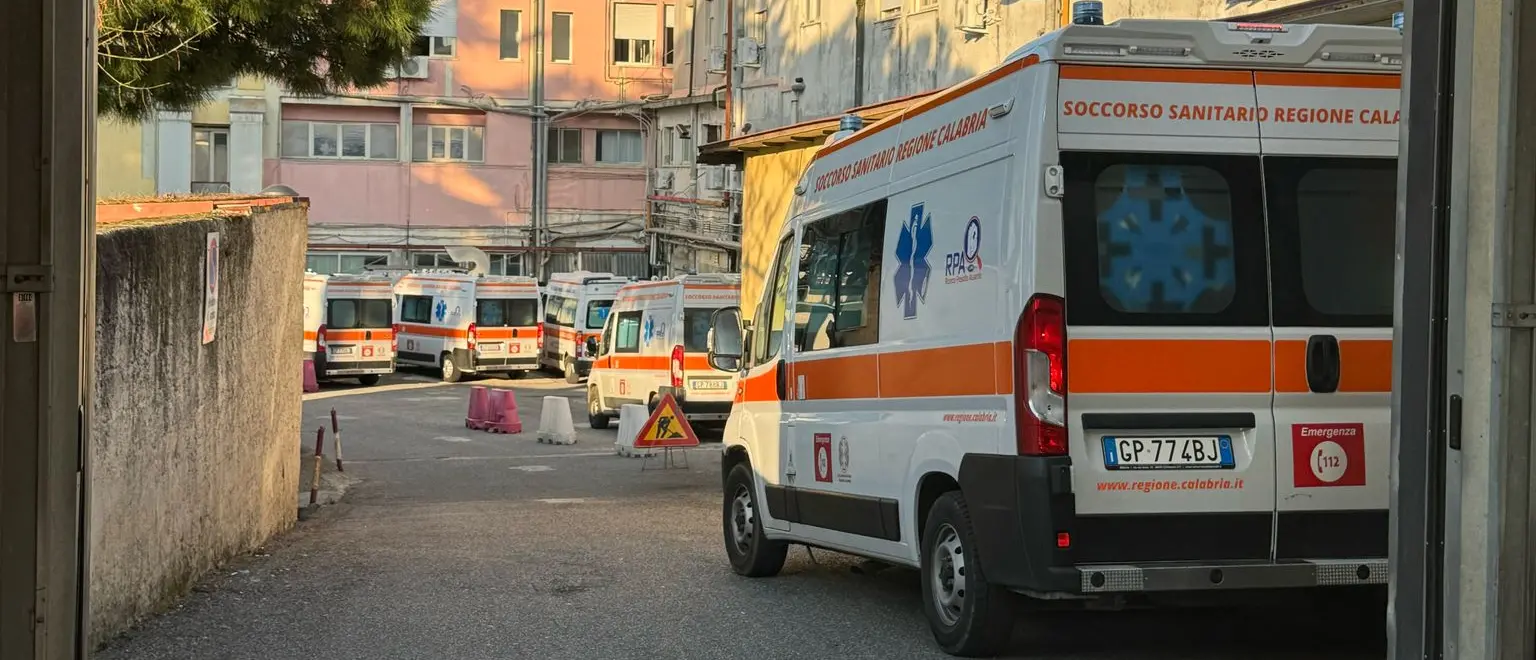 Vibo Valentia, caos all’ospedale: mancano i posti letto e le ambulanze restano in fila con i pazienti a bordo