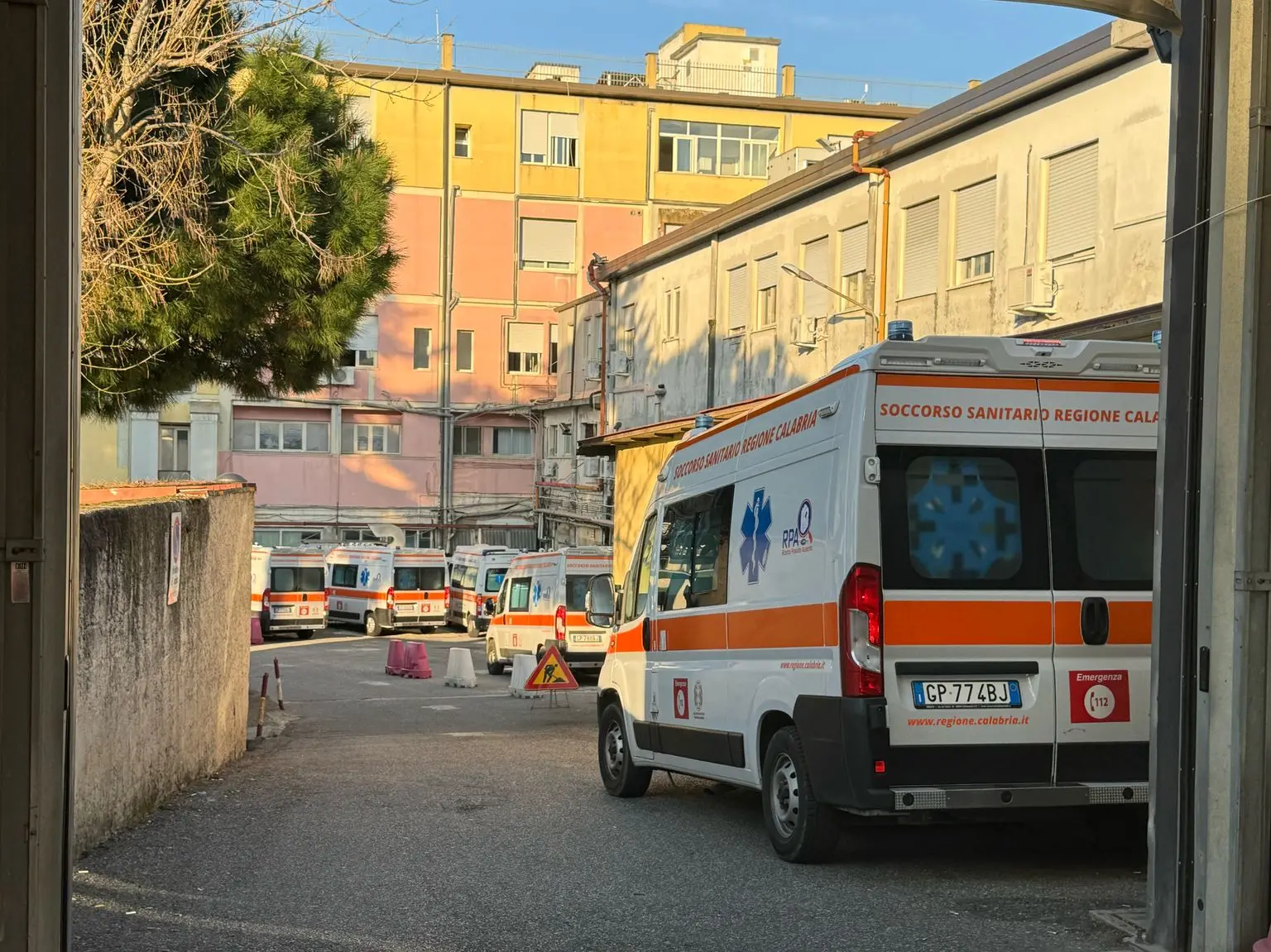 Vibo Valentia, caos all’ospedale: mancano i posti letto e le ambulanze restano in fila con i pazienti a bordo