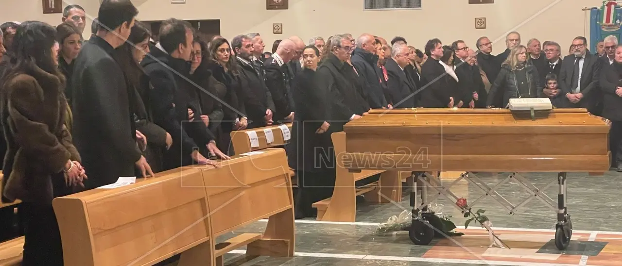 Cosenza si unisce per l’ultimo saluto a Francesco Occhiuto: «Un vuoto incolmabile con il quale dovremo convivere»