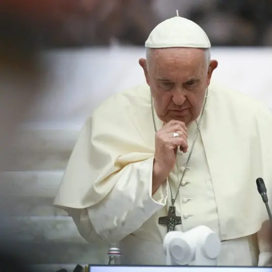 Il Papa ancora in condizioni critiche, lieve insufficienza renale mentre prosegue l’ossigenoterapia