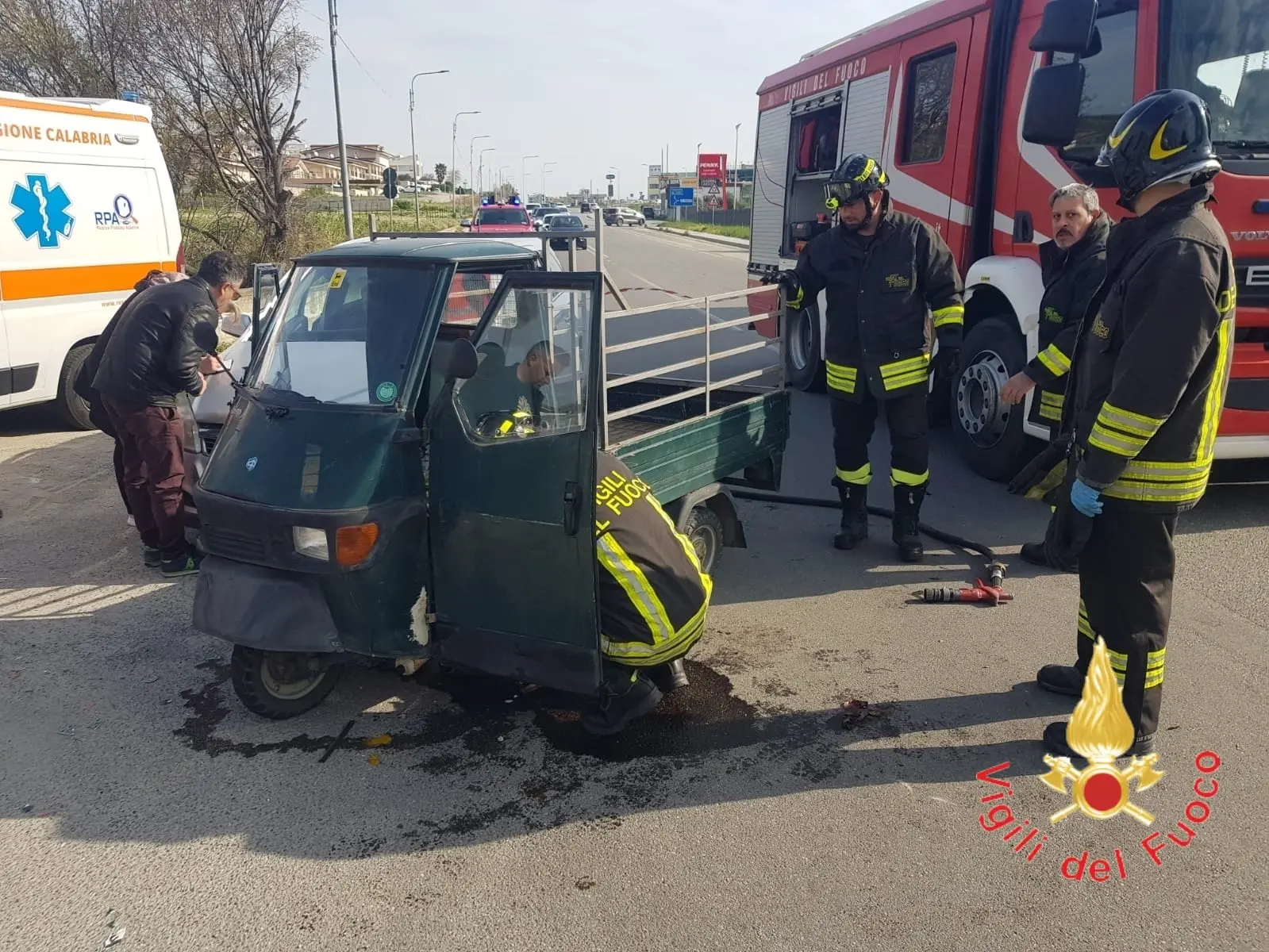 Incidente sulla 106 a Catanzaro Lido, un motocarro si ribalta dopo lo scontro con un’auto: ferito il conducente