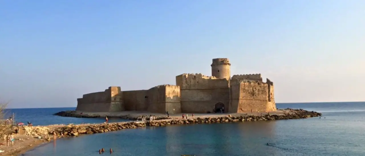 Le Castella si tuffa nel Medioevo: un viaggio nel tempo tra storie e spettacoli\n