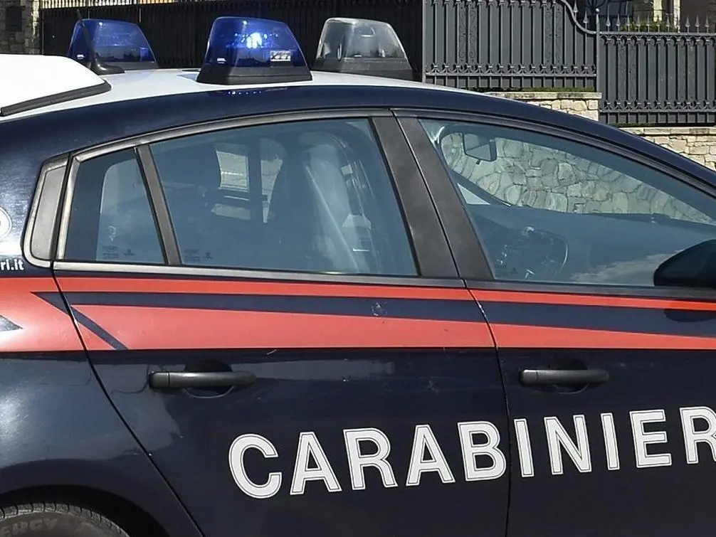 Bomba molotov contro l'ingresso di un negozio a Reggio Calabria, indagini in corso