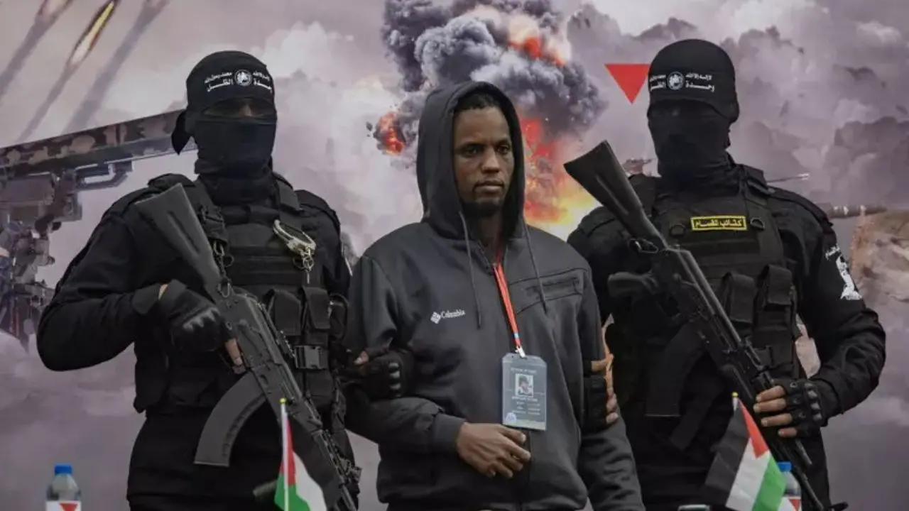 Un momento della liberazione degli ostaggi israeliani da parte di Hamas
