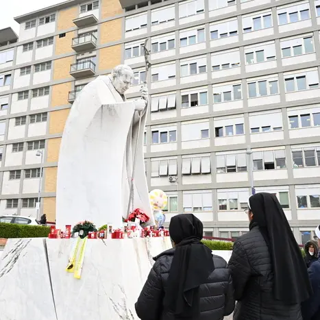 Lieve miglioramento per Papa Francesco che «ringrazia quanti hanno pregato per lui»: l’ultimo bollettino