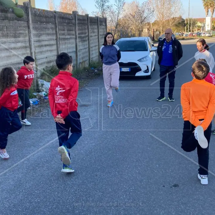 Nessuna pista di atletica nel Vibonese, così i bambini si allenano in strada e tra i rifiuti: «Scandaloso»