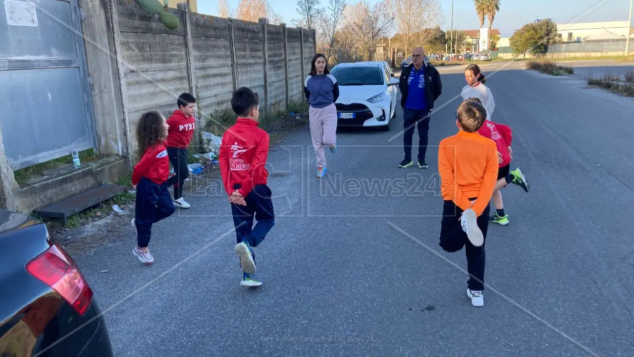 Nessuna pista di atletica nel Vibonese, così i bambini si allenano in strada e tra i rifiuti: «Scandaloso»