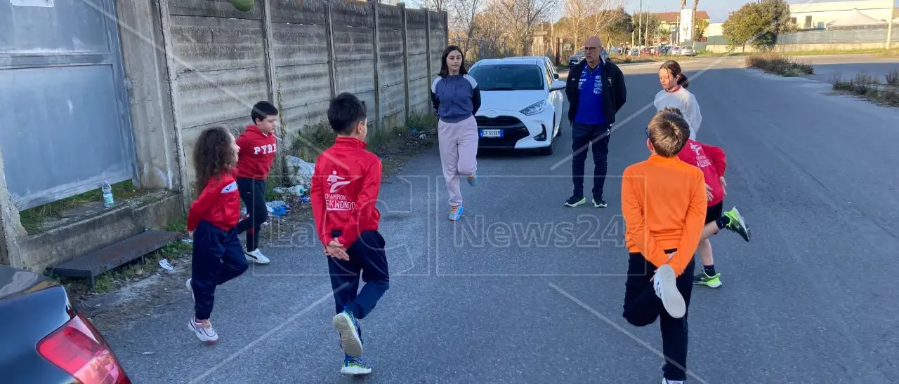 Nessuna pista di atletica nel Vibonese, così i bambini si allenano in strada e tra i rifiuti: «Scandaloso»