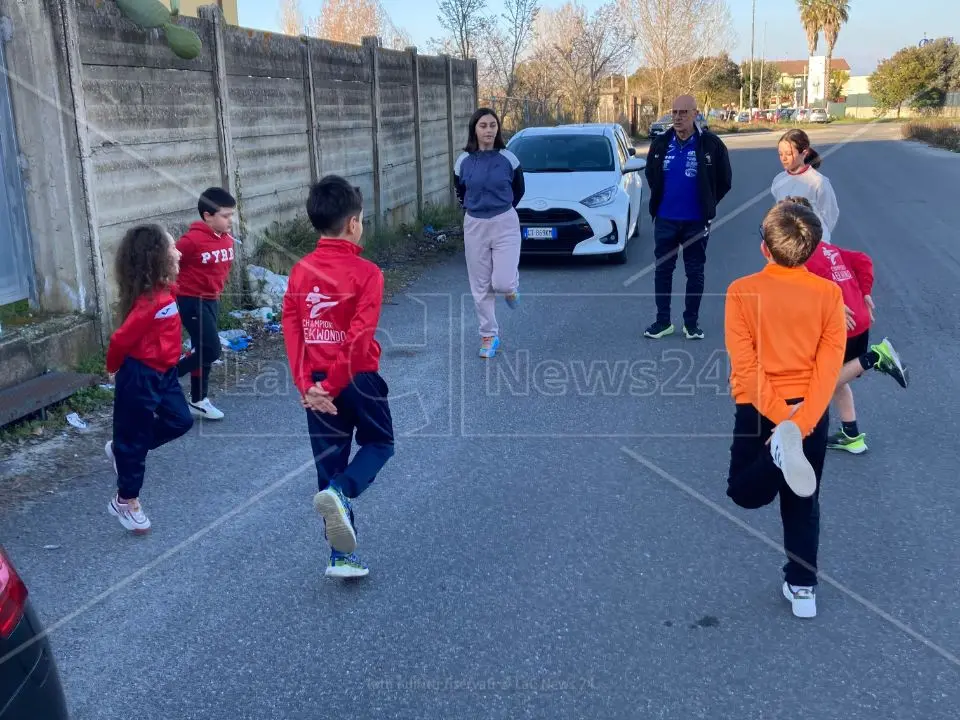 Nessuna pista di atletica nel Vibonese, così i bambini si allenano in strada e tra i rifiuti: «Scandaloso»