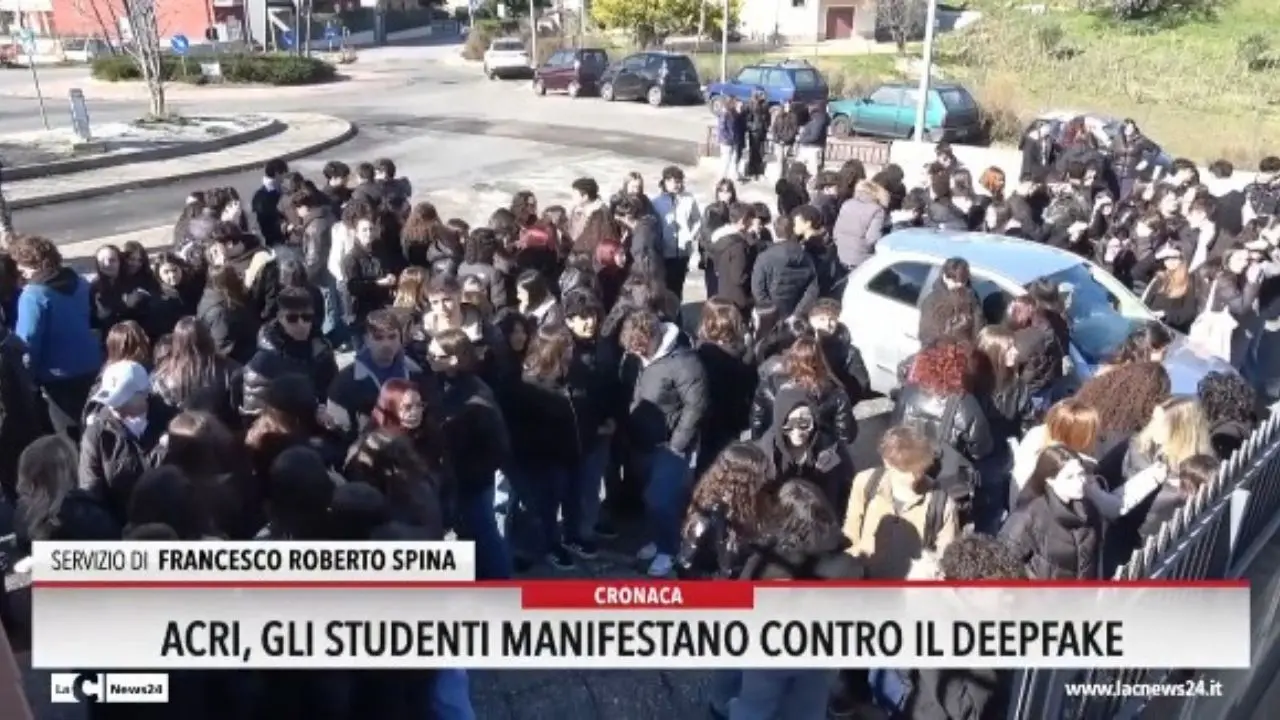 Acri, gli studenti manifestano contro il deepfake