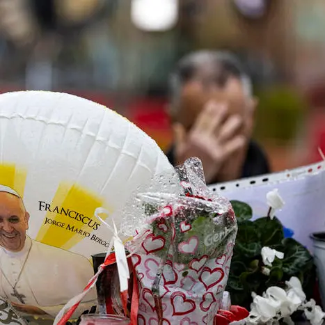 Papa Francesco ricoverato, il bollettino del Vaticano: «Condizioni rimangono critiche, ma stazionarie. Parametri stabili»