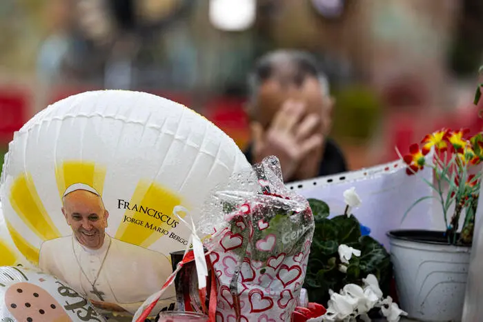 Papa Francesco ricoverato, il bollettino del Vaticano: «Condizioni rimangono critiche, ma stazionarie. Parametri stabili»