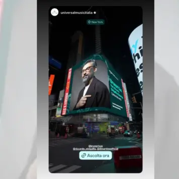Dario Brunori king of New York: il cantautore calabrese si prende Times Square con la copertina de L’anno che verrà