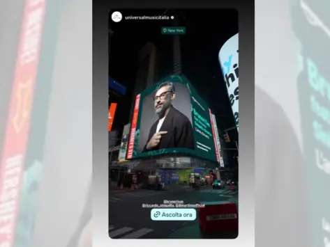 Dario Brunori king of New York: il cantautore calabrese si prende Times Square con la copertina de L’anno che verrà