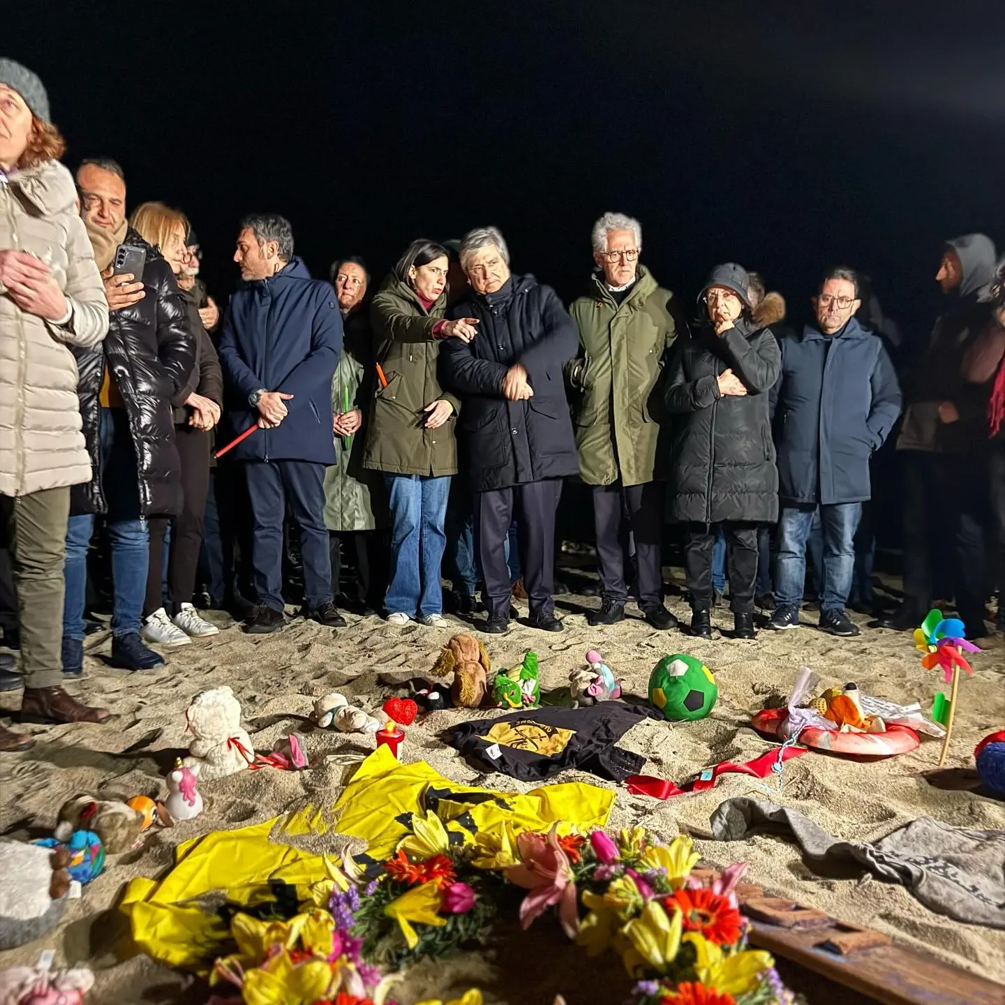 A Cutro una veglia per ricordare le vittime della strage, presente anche Schlein: «Qui per chiedere verità e giustizia»\n