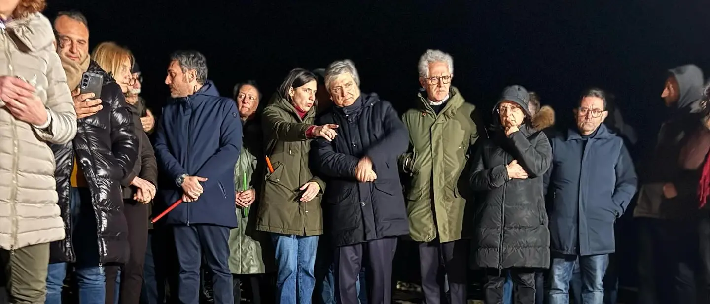 A Cutro una veglia per ricordare le vittime della strage, presente anche Schlein: «Qui per chiedere verità e giustizia»\n
